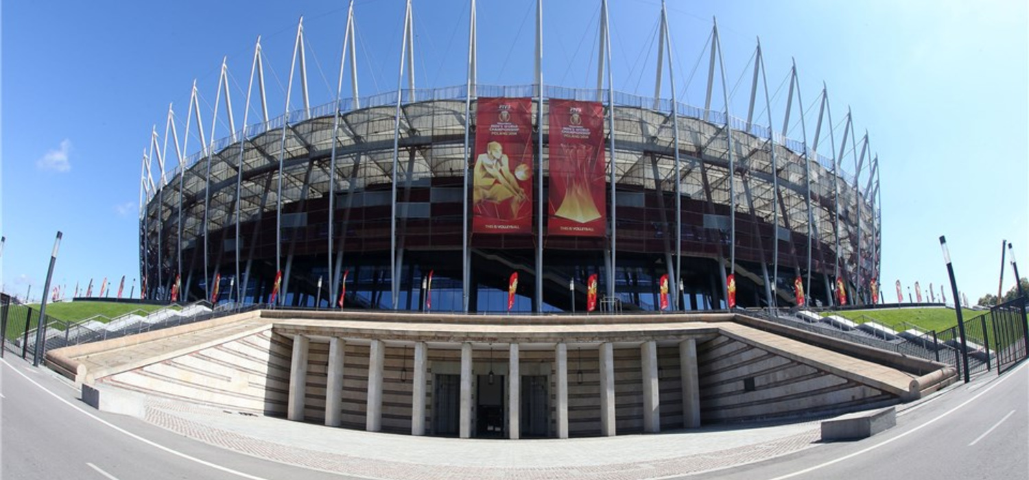 Prace wysokościowe - zawieszenie banerów siatkowych na koronie Stadionu PGE Narodowy