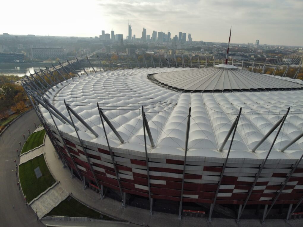 Widok na dach PGE narodowy i jego konstrukcję stalową