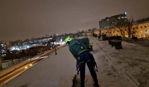 Odśnieżanie obiektów, w tym dachów, przez firmę SASKERS
