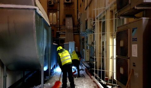 Odśnieżanie obiektów, w tym dachów, przez firmę SASKERS
