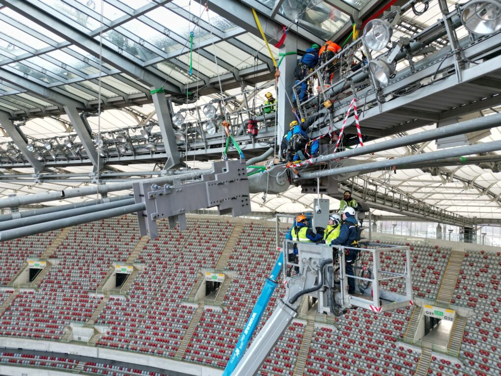 Montowanie bypassu na konstrukcji dachu PGE Narodowy w wykonaniu SASKERS
