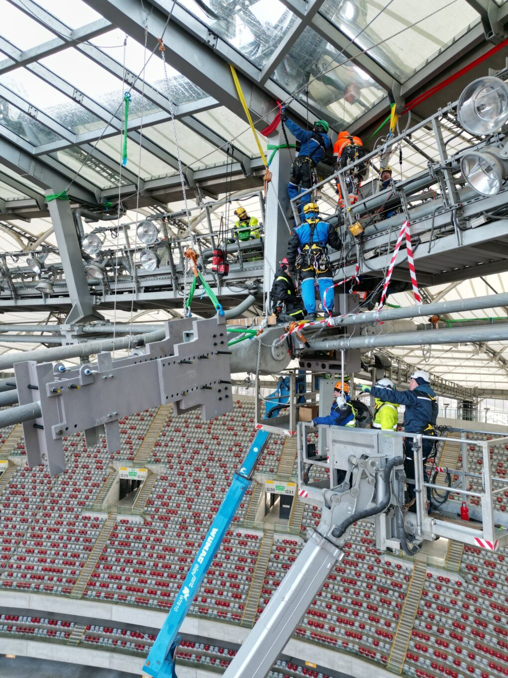 Montowanie bypassu na konstrukcji dachu PGE Narodowy w wykonaniu SASKERS