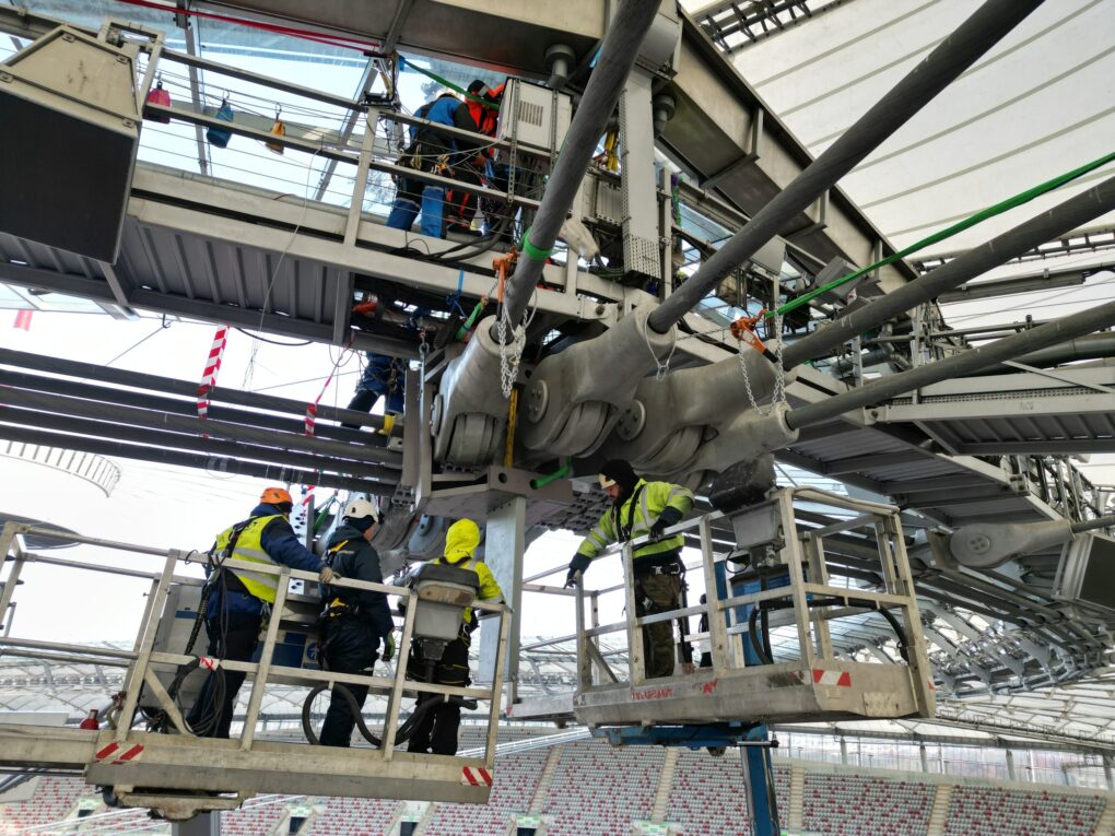 Montowanie bypassu na konstrukcji dachu PGE Narodowy w wykonaniu SASKERS